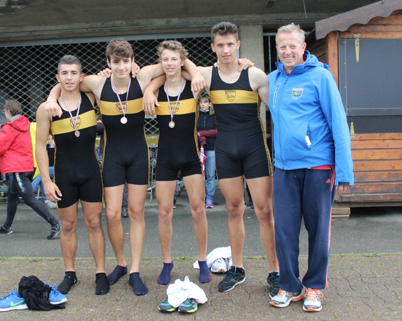 Les_quatre_rameurs_en_couple_jeunes_hommes_16_ans_des_Regates_Maconnaises.jpg