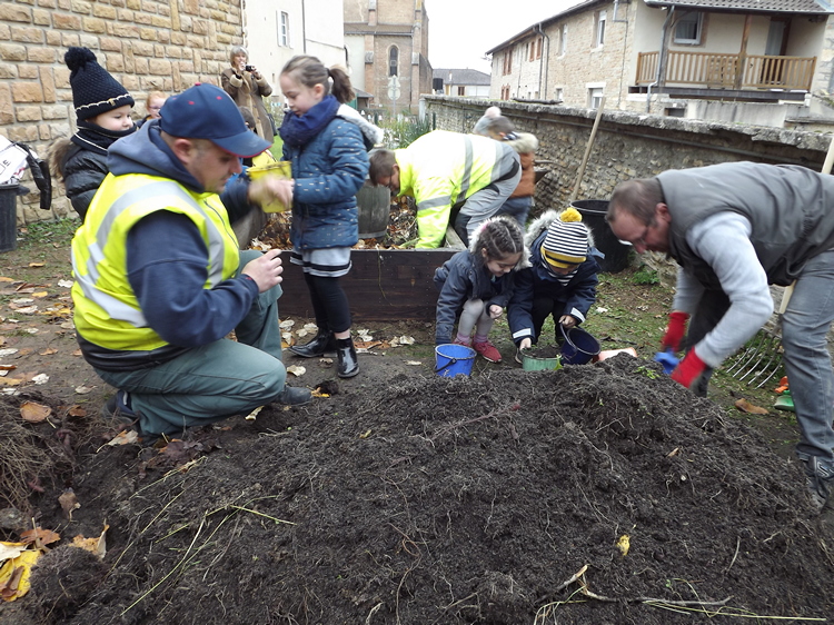 Le compost va être placé par les enfants.JPG
