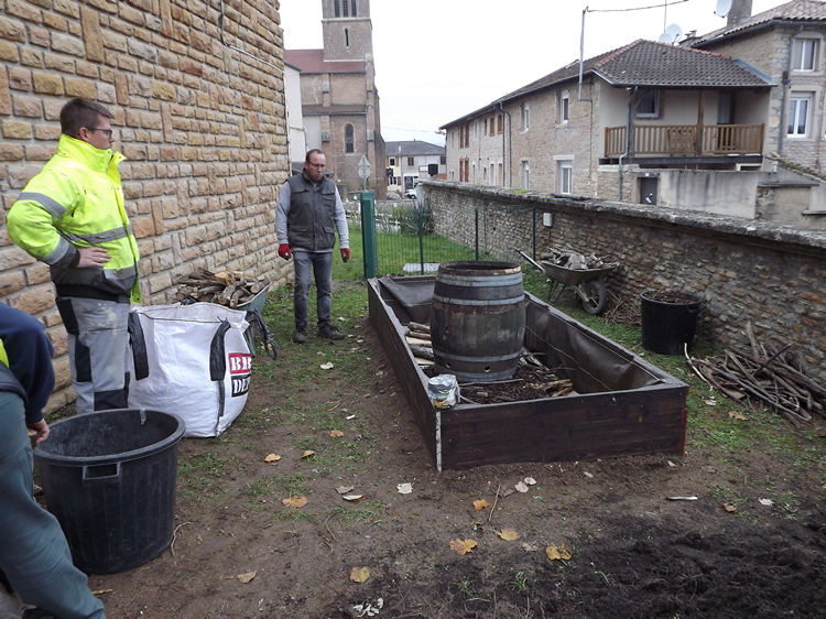 Les employés des services techniques Lionel VARTANIAN et André DUNAND ont préparé la jardin sous la responsabilité de Loïc GUYOT.JPG