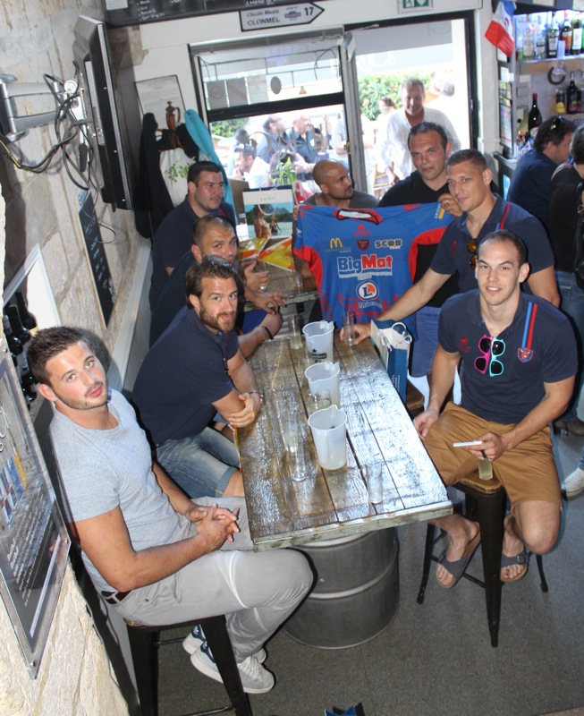 Romain_Payant__bar_Le_Ruck_entore_par_les_joueurs_de_lASM.jpg