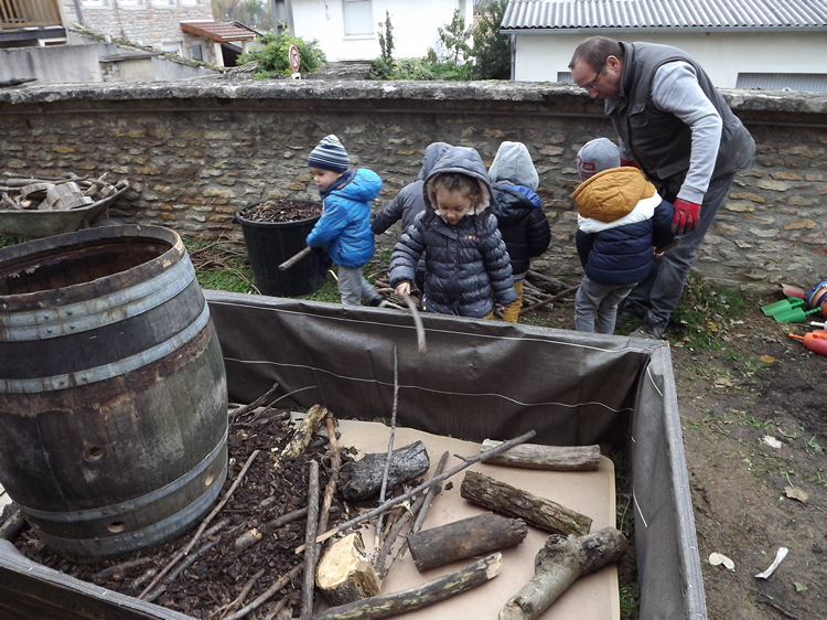 Sur le carton, on place lle bois et les branchages.JPG