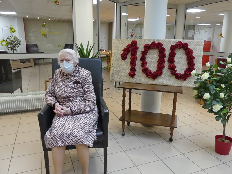 Macon Infos Le Web Journal Du Maconnais Charnay Paulette Mourenas Fete Ses 100 Ans A La Residence Les Charmes